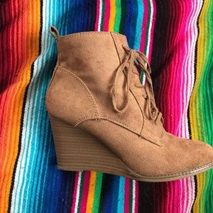 Women’s wedge boots